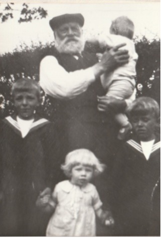 Foppe met enkele van zijn kleinkinderen